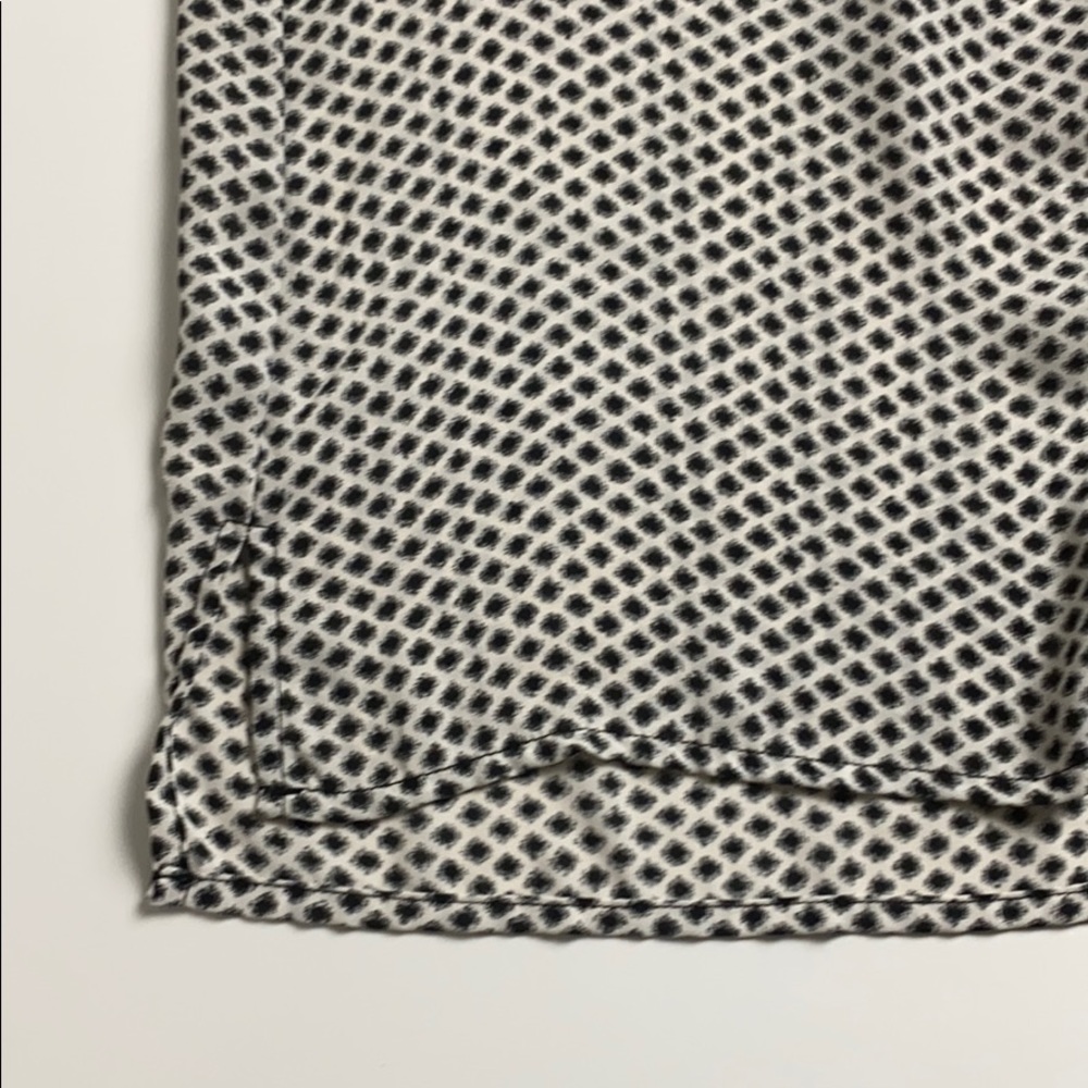 H&M b/w dot pattern poly button down blouse - Picture 6 of 7